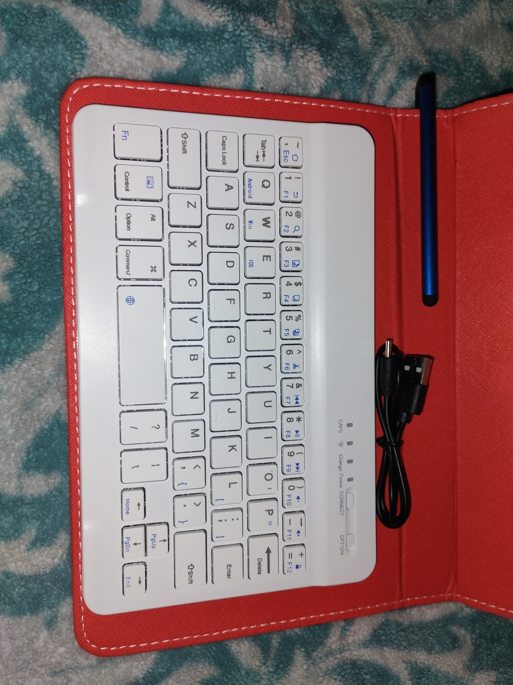 Portable Keyboard With Case - Picture 2 of 6
